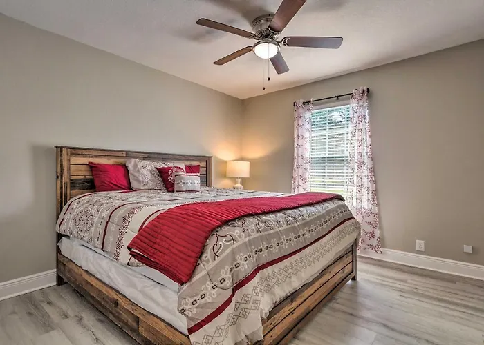 'the Royal Retreat' ~ 10 Mi To Local Beaches! Holiday home Pensacola